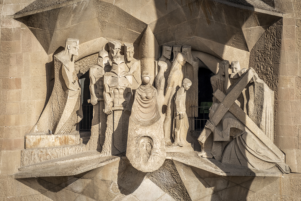 Grupo escultórico de Subirachs en la fachada de la Pasión