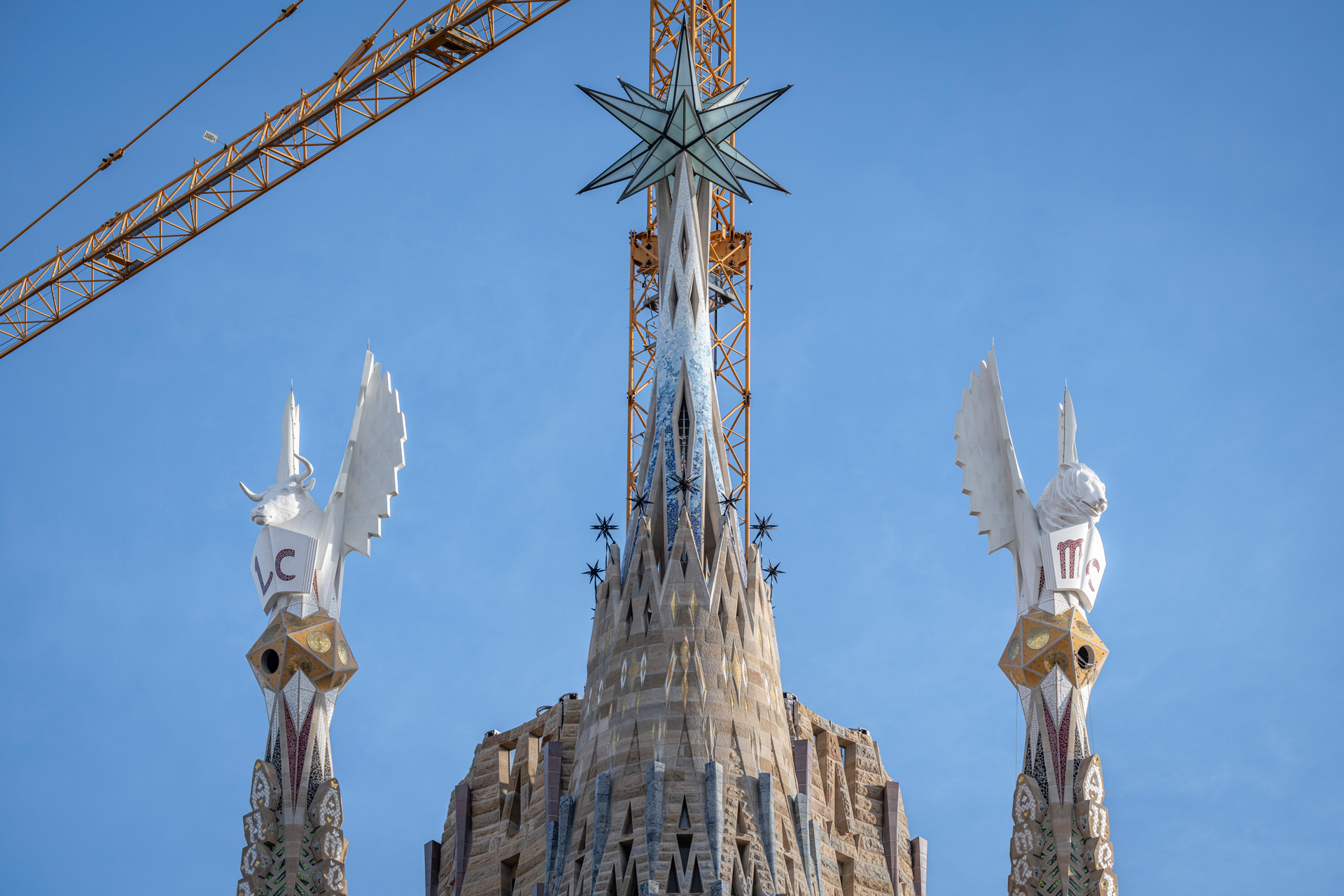 La estrella ya corona la torre de la Virgen María