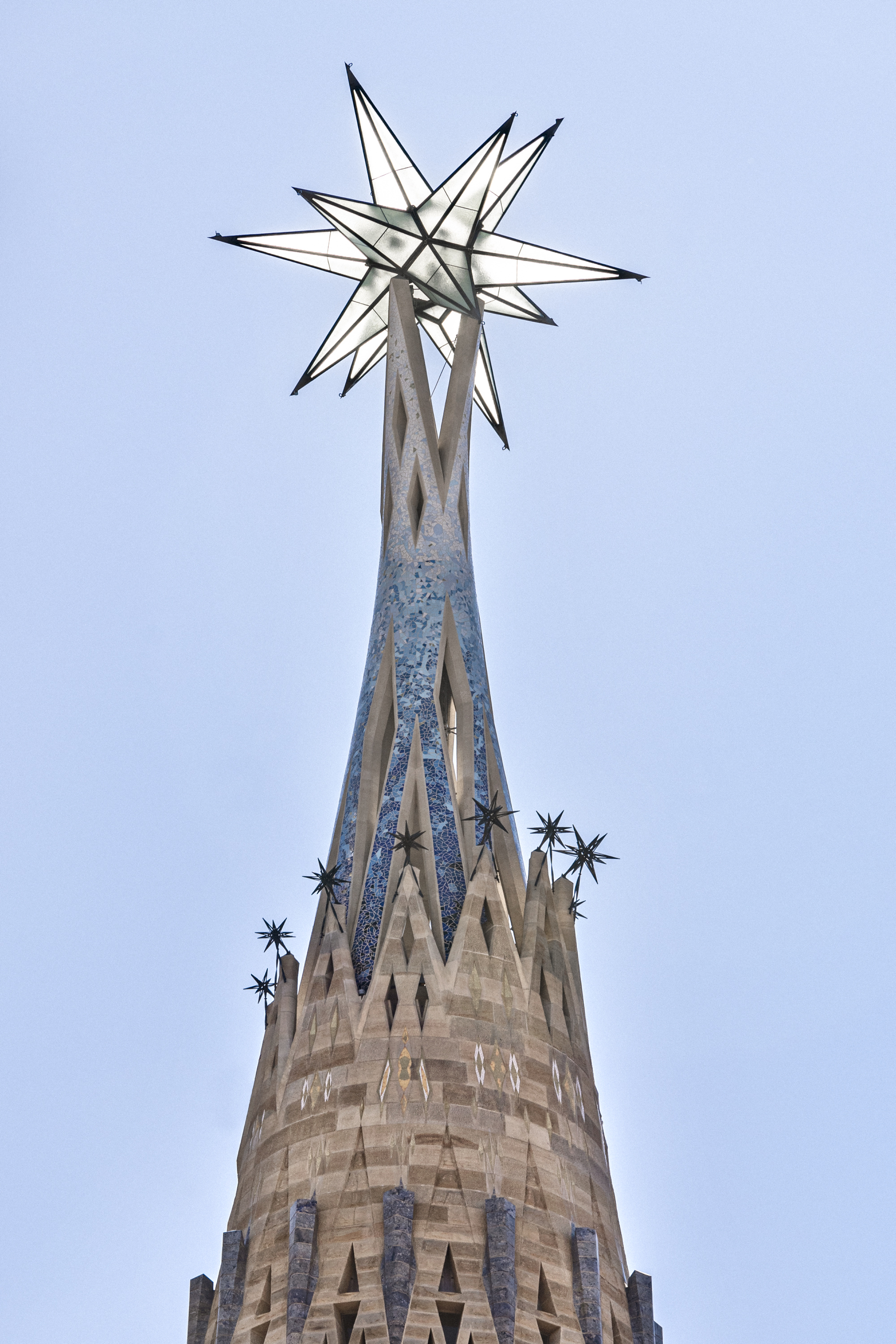 La estrella de la torre de la Virgen María