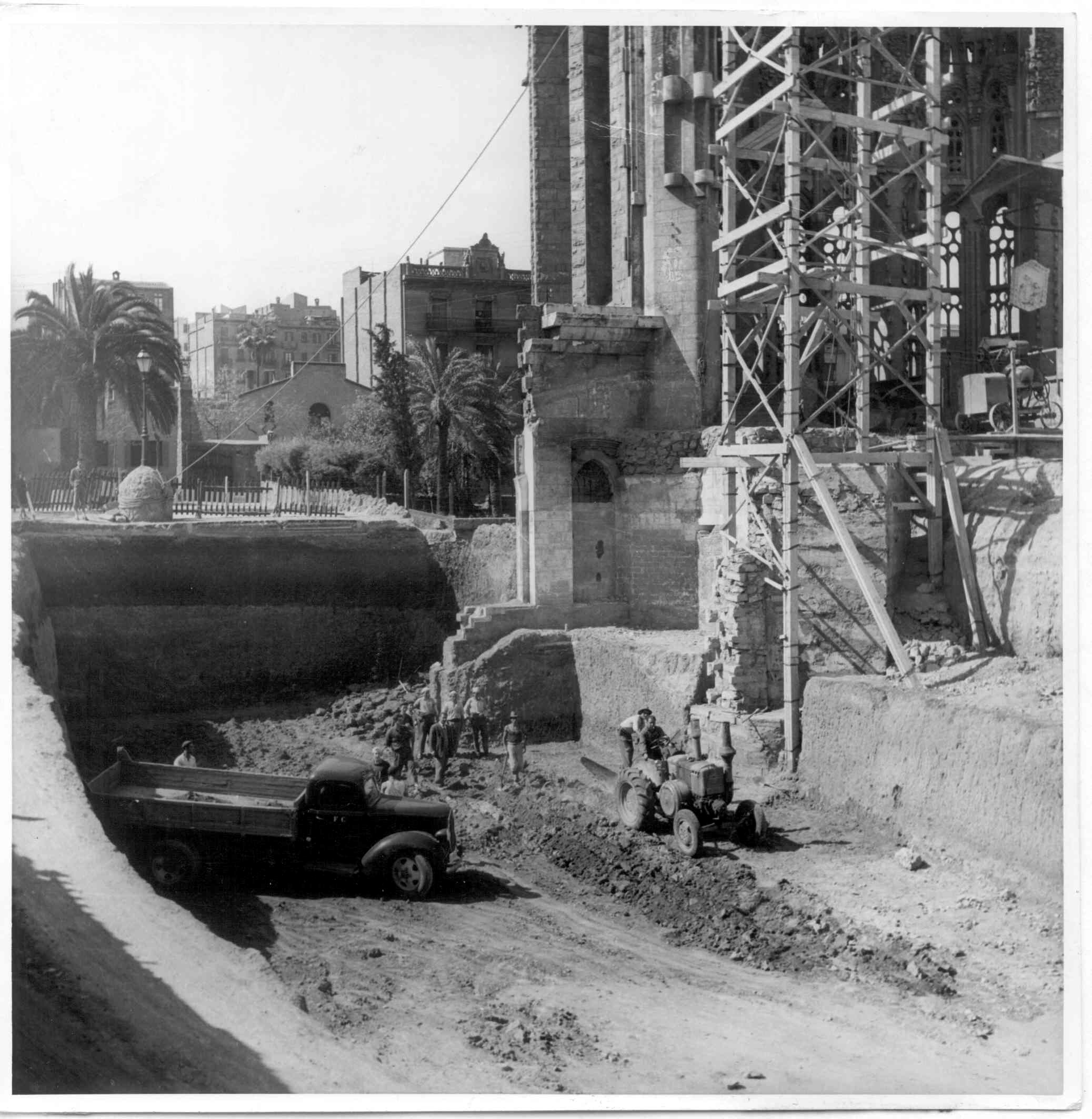 Hasta mediados del siglo xx, en la construcción aún se usaban los andamios de madera, que no tienen nada que ver con los medios actuales. 