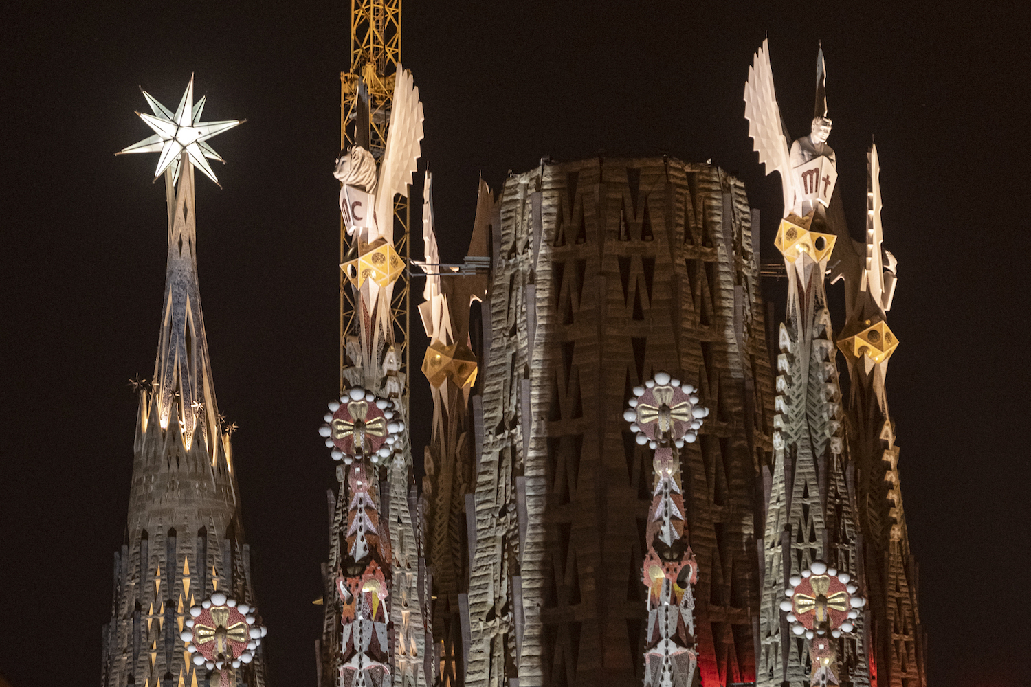 Iluminación de las torres de los Evangelistas y de la Virgen María