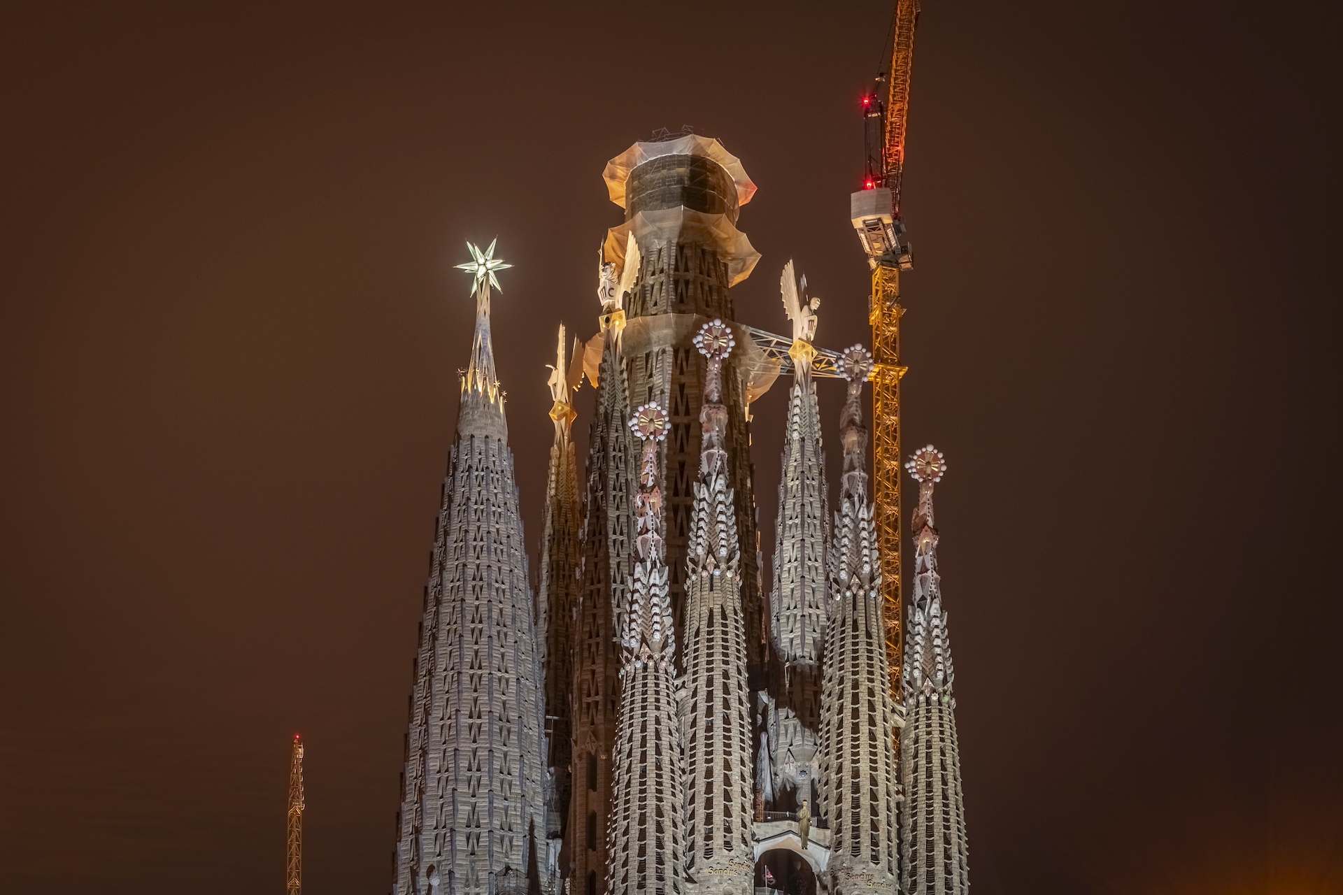 Il·luminació de les torres dels Evangelistes i la Mare de Déu