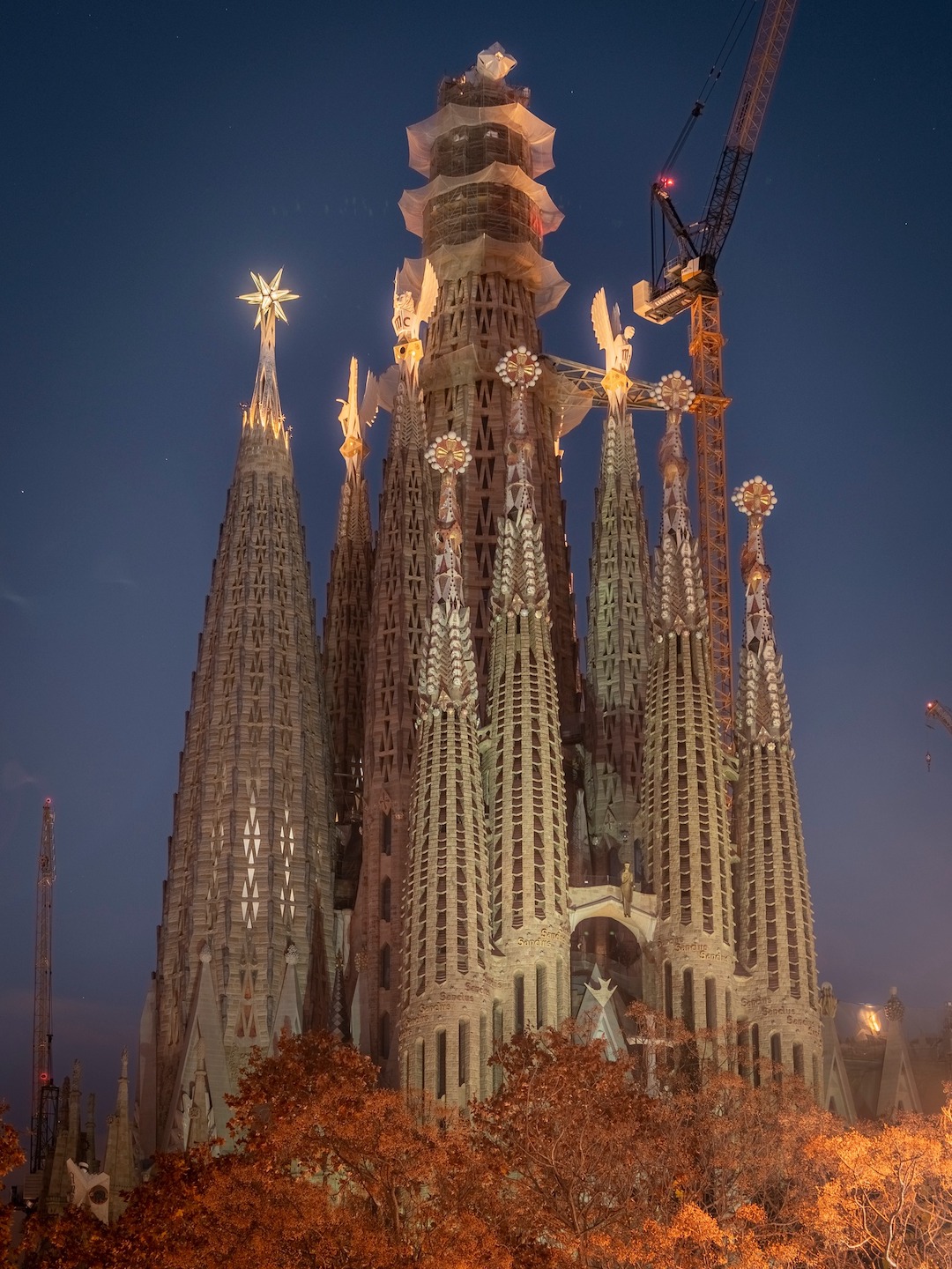 Iluminación de las torres de los Evangelistas y de la Virgen María