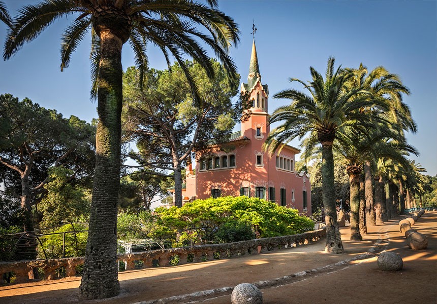 View of the exterior from Passeig de les Palmeres in Park Güell
